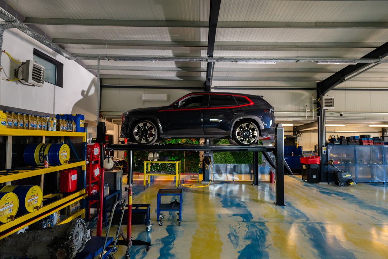Atelier MGV cu SUV pe elevator cu patru coloane