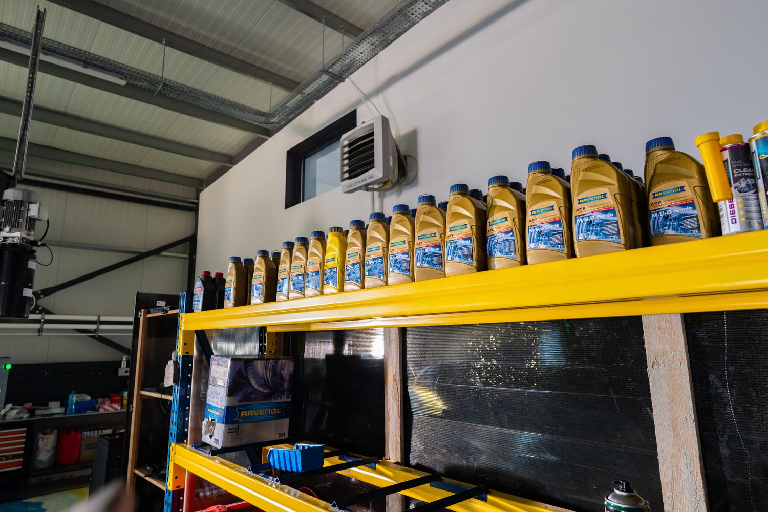 Stoc de uleiuri ATF Ravenol pe rafturile atelierului